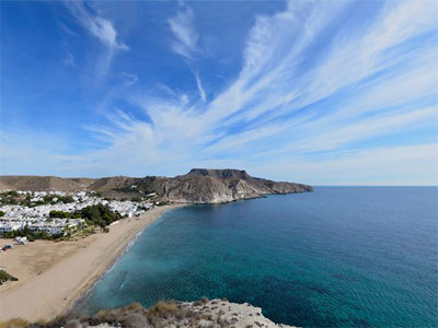 Sol y playa abren las puertas a una Semana Santa con olor estival en Almería
