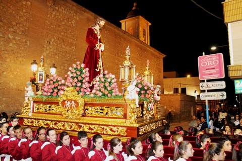 Los jvenes y las mujeres de la Cofrada del Paso Morao, hacen especial la noche del Jueves Santo en las calles de Pulp