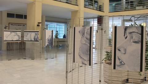 El Patio de Luces acoge una original exposición de trabajos realizados a bolígrafo dedicada a la mujer 