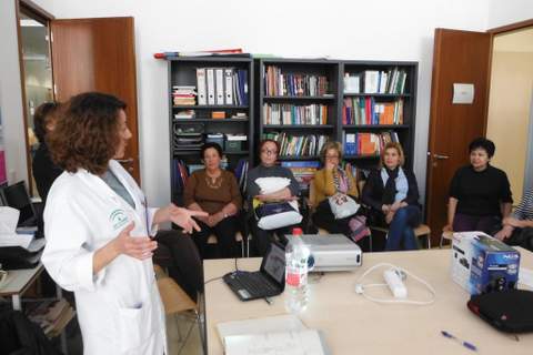 La Unidad de Gestión Clínica Alcazaba organiza un taller para la prevención de fracturas en personas con osteoporosis