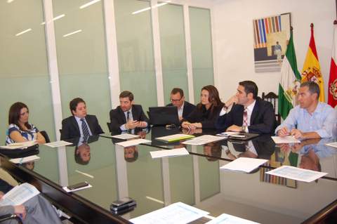 Juanjo Alonso e Isabel Fernández se reúnen con representantes del sector hotelero