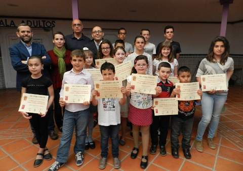 El Ayuntamiento entrega los premios a los ganadores del Certamen de Cuentos Callejica de los Duendes y a los Mejores Lectores Infantiles