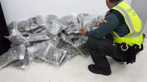 Noticia de Almería 24h: La Guardia Civil practica 2 detenciones e interviene 26 Kg. de marihuana y cerca de 3000 bolsas de picadura de tabaco
