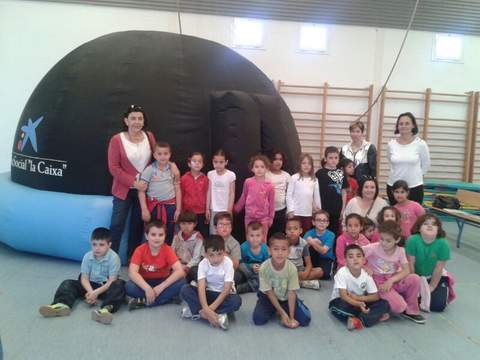 Noticia de Almera 24h: La Mesa local de Educacin y Comunidad de Las Norias organiza la visita del  PlanetaMovil de la Caixa acercando la astronoma a los nios y jvenes