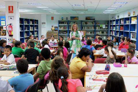 Noticia de Almera 24h: La escritora Mar de los Ros, celebra el DA DEL LIBRO con los alumnos del Colegio Emilio Zurano de Pulp