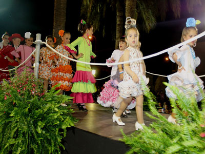 Noticia de Almera 24h: El 4 Desfile de Moda Flamenca de LA CASA TEJ, rene a Reinas y Damas de Honor de Fiestas de pasadas ediciones