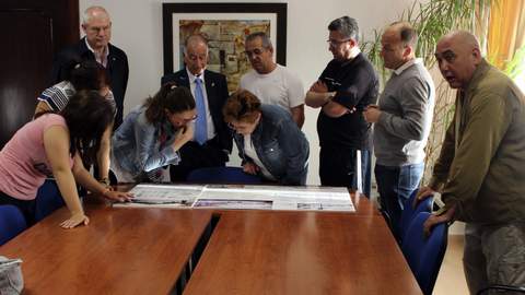 Noticia de Almera 24h: En una reunin con el alcalde, los comerciantes del mercado de abastos conocen el proyecto ganador