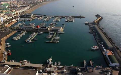 Noticia de Almera 24h: La Junta saca a concurso la explotacin de la planta alta del edificio de locales comerciales del puerto de Roquetas