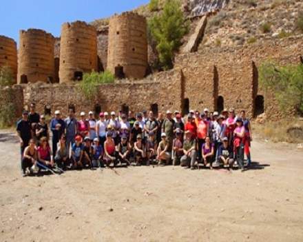 Un grupo de senderistas visitan la Mina de los Tres Pacos 