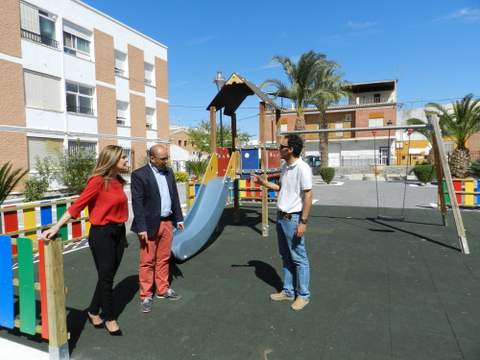 El Alcalde supervisa la adaptacin de los parques infantiles a la normativa europea vigente