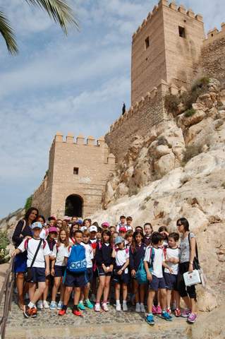 Noticia de Almera 24h: La concejala de Turismo acompaa a los alumnos del colegio SEK Alborn en su visita a la capital