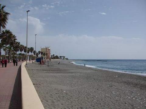 Crespo muestra su satisfacción por la licitación de la recuperación de las playas de Adra y El Ejido