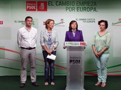 El PSOE acusa a Rajoy de estar favoreciendo a los suyos con la crisis y pide a los ciudadanos que el 25-M digan basta