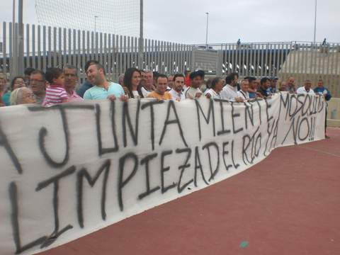 El Ayuntamiento apoya a los vecinos de El Puche en una concentracin para exigir a la Junta que acabe con la plaga de mosquitos