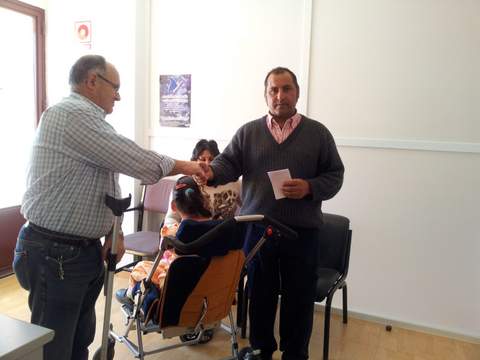 La asociacin Murgi dona una silla de ruedas a una joven de Balerma 