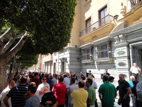 Noticia de Almera 24h: Los agricultores almerienses se concentran frente a las puertas de la Delegacin de Hacienda