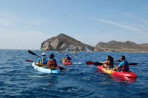 Mar y naturaleza en Almera a golpe de pala paseando en kayak