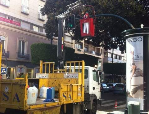 Noticia de Almera 24h: El Ayuntamiento mejora la sealizacin horizontal y repinta tambin los 1.052 semforos de la ciudad