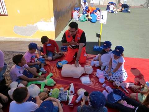 El 061 enseña primeros auxilios a un centenar de niños almerienses utilizando muñecos de peluche