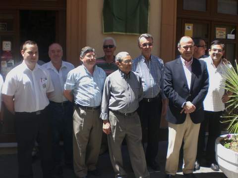 Noticia de Almera 24h: El alcalde asiste al descubrimiento de una placa de homenaje al bar Casa Puga