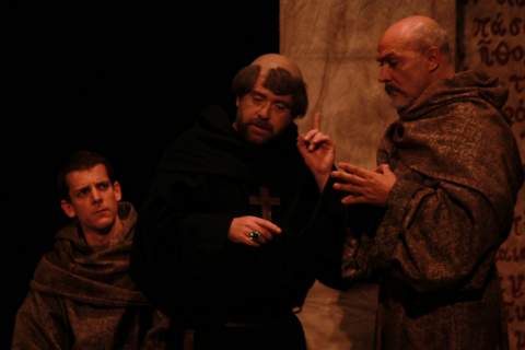 El Auditorio disfrutó con la adaptación al teatro de una obra cumbre: ‘El Nombre de la Rosa’