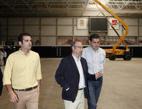 El alcalde supervisa el inicio de las obras para mejorar la acstica del Palacio de los Juegos Mediterrneos