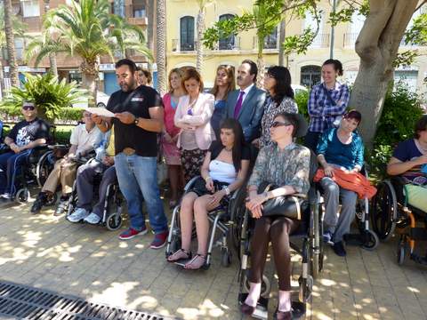 Noticia de Almera 24h: AEMA conmemora el Da Mundial de la Esclerosis Mltiple con la lectura de un manifiesto y una cadena humana simblica