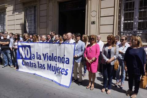 Los almerienses se concentran en silencio para reiterar su condena a la violencia de gnero