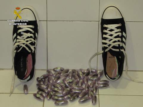 Noticia de Almería 24h: Detenido en el puerto con 55 bellotas de hachís ocultas en los zapatos
