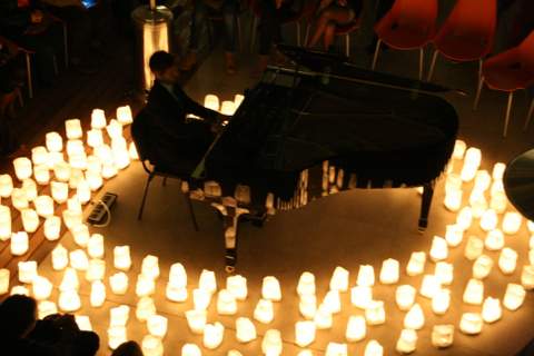 Noticia de Almera 24h: David Gmez 1 Piano & 200 velas en el invernadero de Clisol