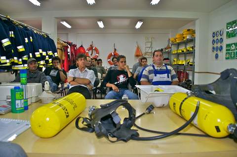 La Junta imparte unos cursos de formación básica y marinero pescador en el Centro Náutico Pesquero de Almería