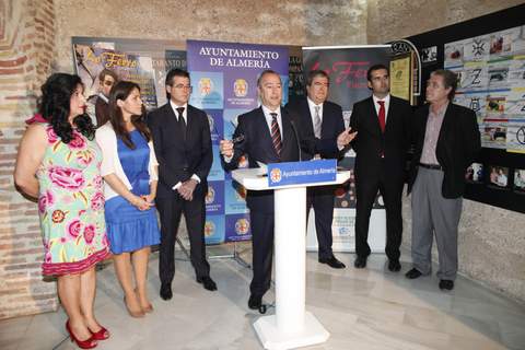 El alcalde recibe la Medalla de Oro del Festival Internacional de Cante Flamenco de Lo Ferro, en Torre Pacheco (Murcia)