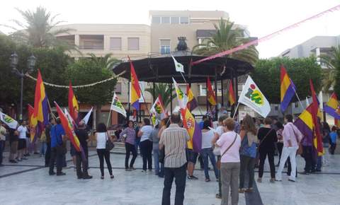 Noticia de Almería 24h: Unas 100 personas acudieron a la concentración por la República convocada por Izquierda Unida