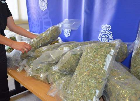 Detenidos tres narcotraficantes que transportaban más de 20 kilos de marihuana ocultos en el maletero de un coche con destino a Italia