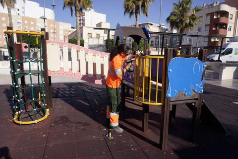 Noticia de Almera 24h: El Ayuntamiento rotula y certifica la seguridad de los 162 parques infantiles de la ciudad