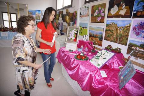 Una exposición muestra los trabajos realizados en los talleres municipales del Centro de Servicios Sociales de Nueva Andalucía