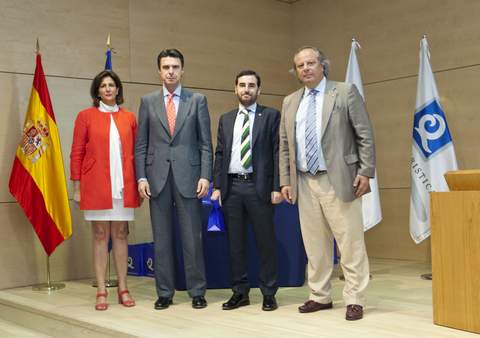 El concejal Carlos Sánchez recoge de manos del ministro de Turismo las banderas ‘Q’ de calidad concedidas a las playas de la capital 
