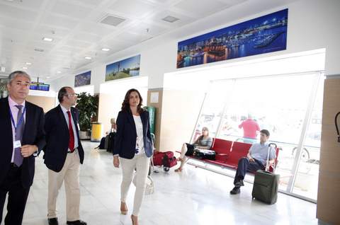 El alcalde visita la exposicin fotogrfica sobre la ciudad instalada en el Aeropuerto en conmemoracin del Milenio de Almera