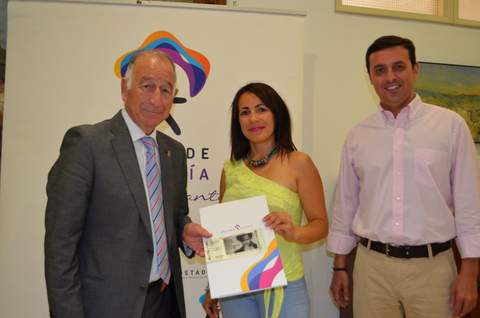 Gabriel Amat  entrega el premio del concurso ‘Tus 10.000 maneras de vivir Almería’