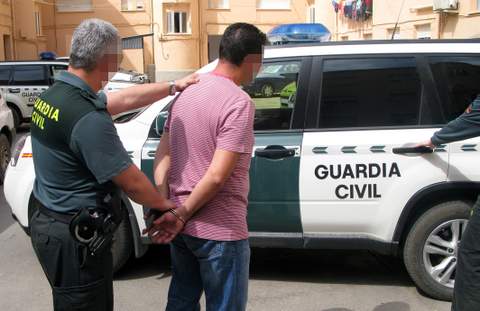 Un agente de la Guardia Civil franco de servicio evita un robo con violencia a un cliente de un supermercado