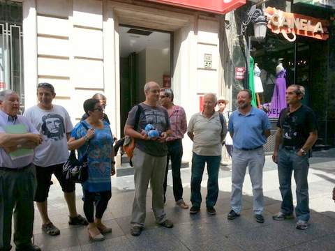 El responsable de Movimientos sociales de IU paga su multa de 301 euros por protestar por los recortes del PP
