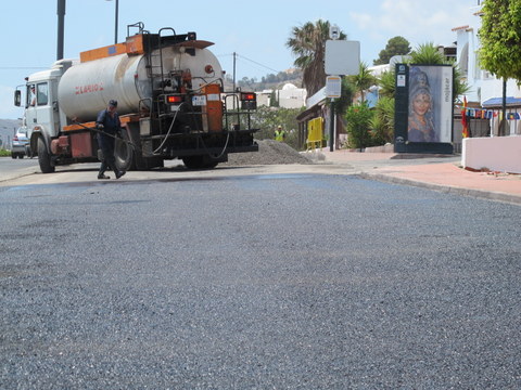 Noticia de Almera 24h: El Ayuntamiento contina su plan de pavimentacin viaria