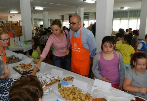 El Alcalde comparte con nios y mayores la gastronoma tradicional del municipio