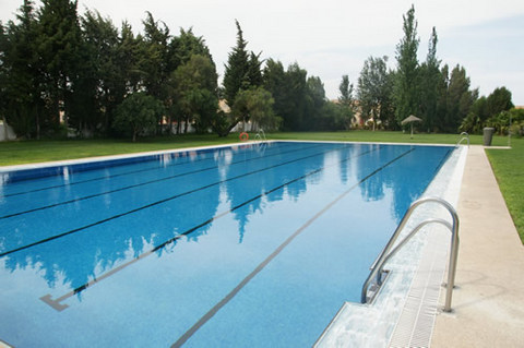 Las piscinas de la Villa, San Isidro y Campohermoso reciben a sus primeros baistas del verano