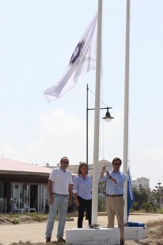 Las banderas azules y de Q de calidad turstica ya ondean en las playas de El Ejido