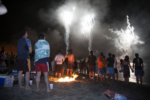 Los fuegos artificiales piroacuticos vuelven a animar la Noche de San Juan 
