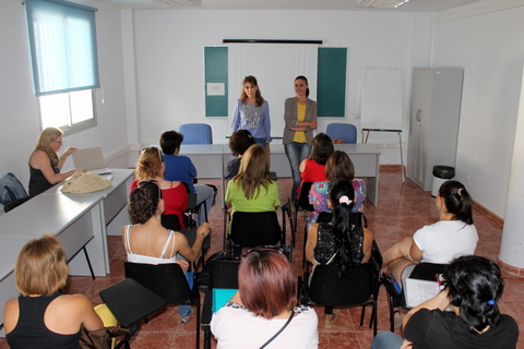 Diputacin forma a 16 mujeres de El Ejido como conductoras de carretillas