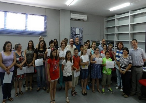 El Alcalde entrega a los alumnos del Centro Guadalinfo los diplomas de los distintos talleres del curso