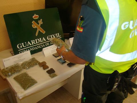 Noticia de Almera 24h: Cuatro detenidos y desmantelado un activo punto de venta de droga