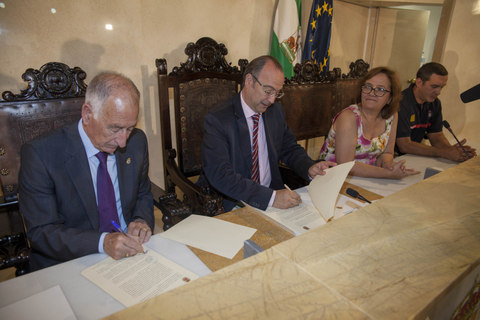 Ayuntamiento y Diputacin firman un convenio por el que los Bomberos de la capital prestarn servicio a 20 municipios de menos de 20.000 habitantes